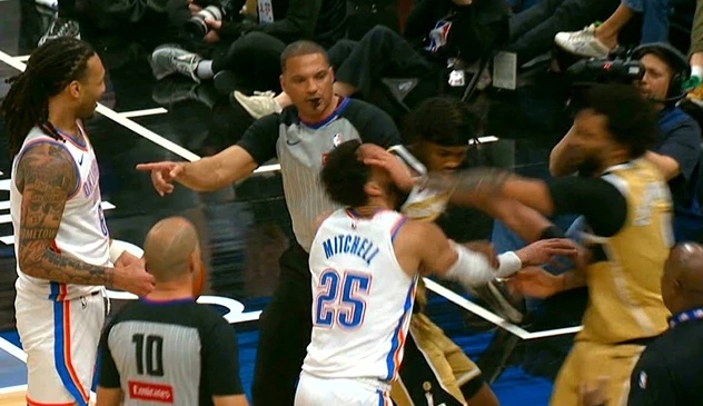 奇才队的解说昨天直播时谈到雷霆与奇才的冲突时说：“如果我是米切尔……我会很生气，