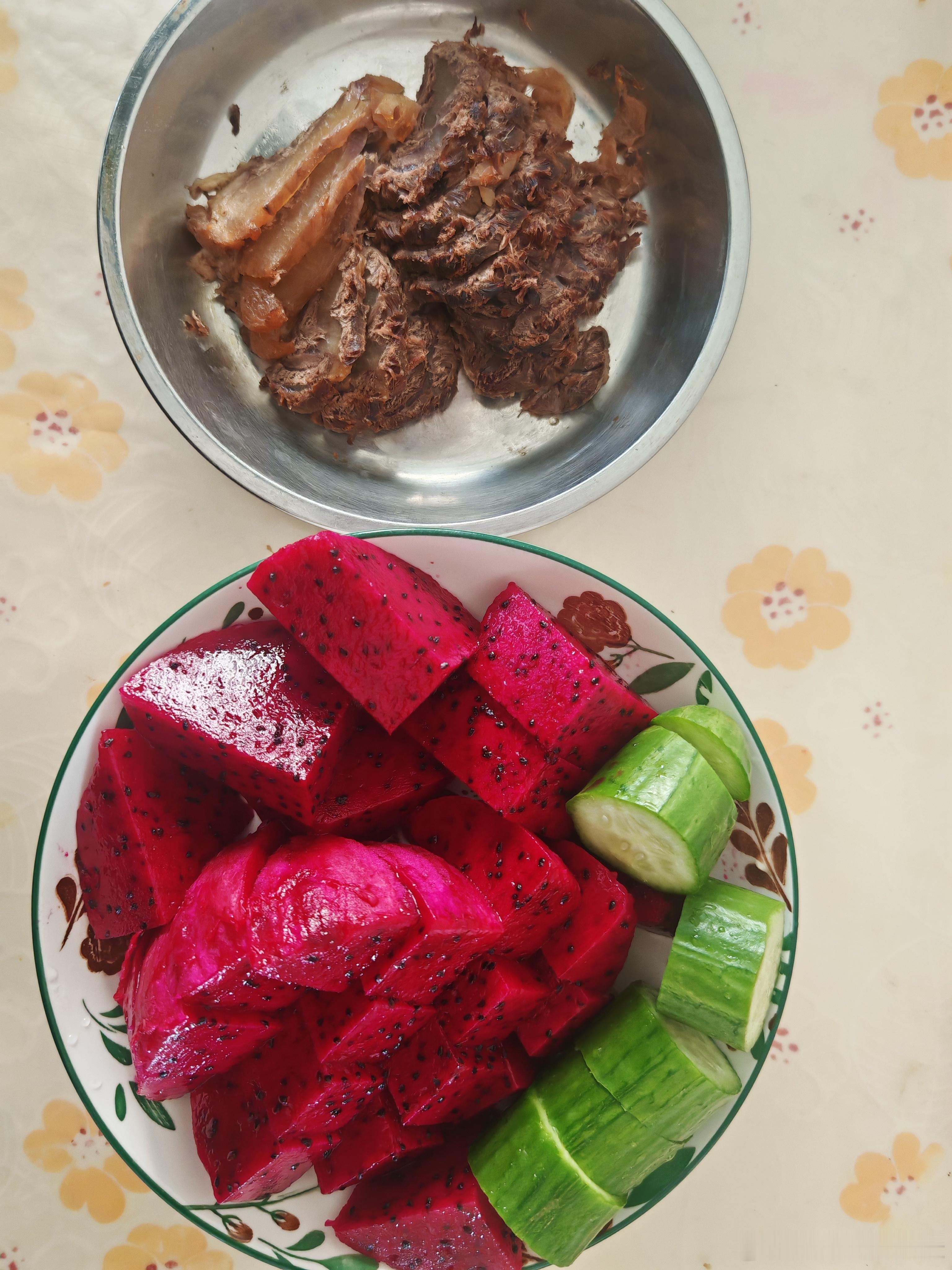 午餐是水果➕牛肉，水果切多了，吃不完。 