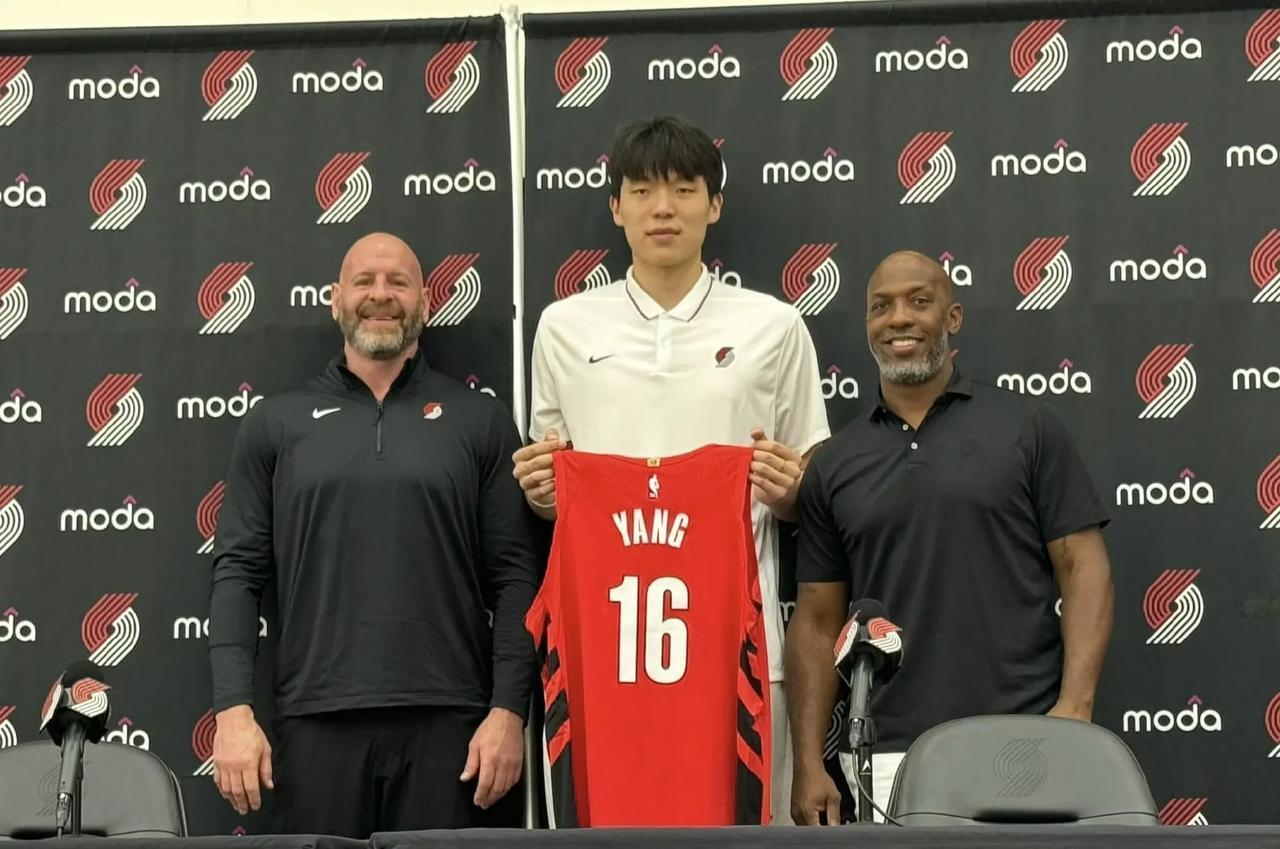万众瞩目！杨瀚森夏季联赛首秀时间已定！

杨瀚森目前已经正式穿上了开拓者的球衣，