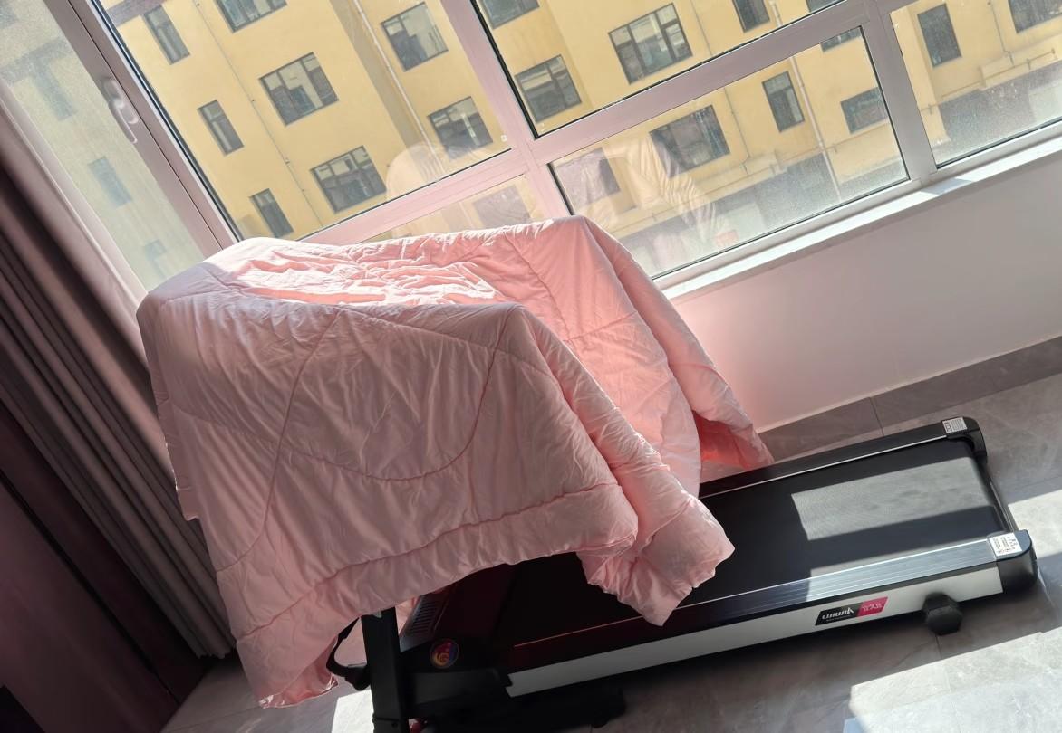 一大早接到妈妈的电话
她第一句话就说“快把你那个跑步机卖了吧！”
看来我妈看到了