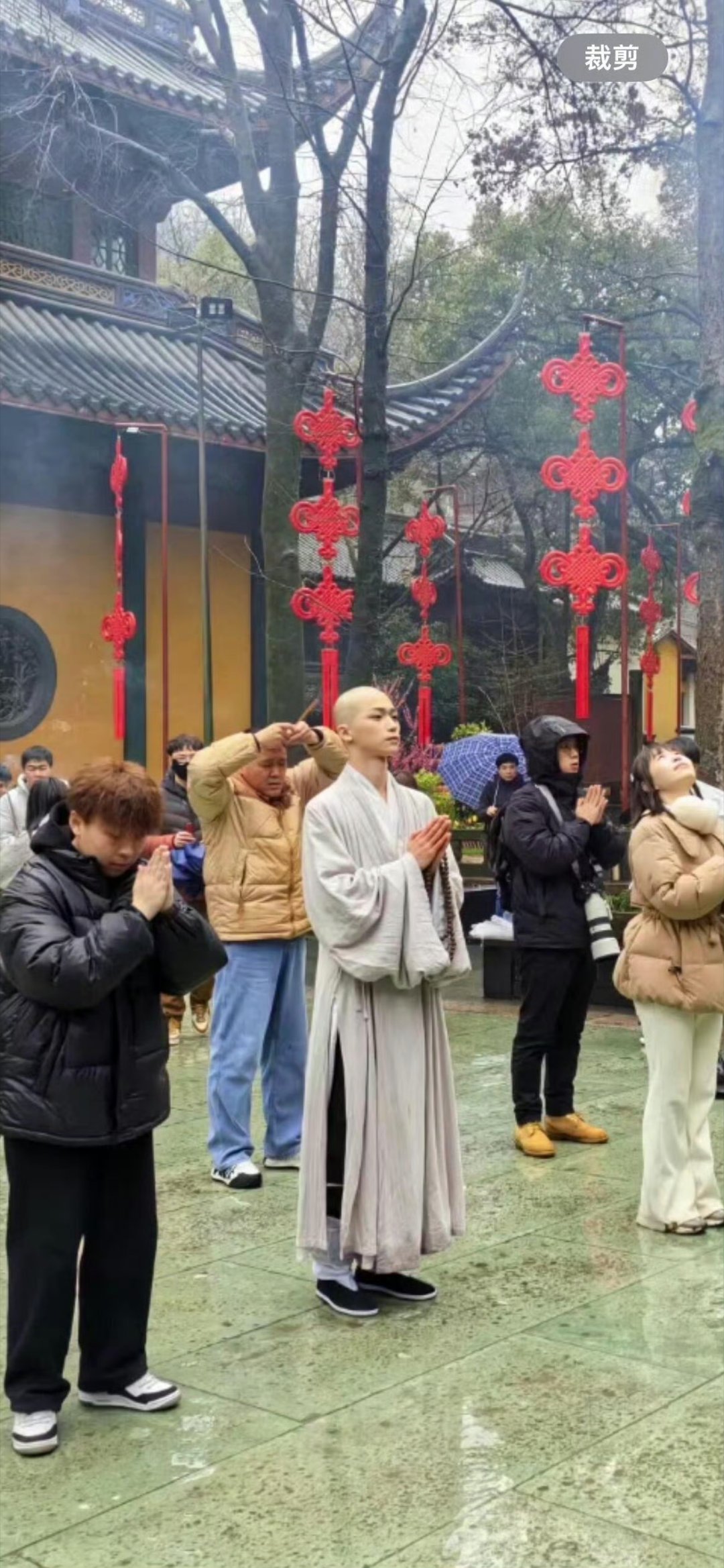 去年路人在灵隐寺拍的梓渝 ​​​
