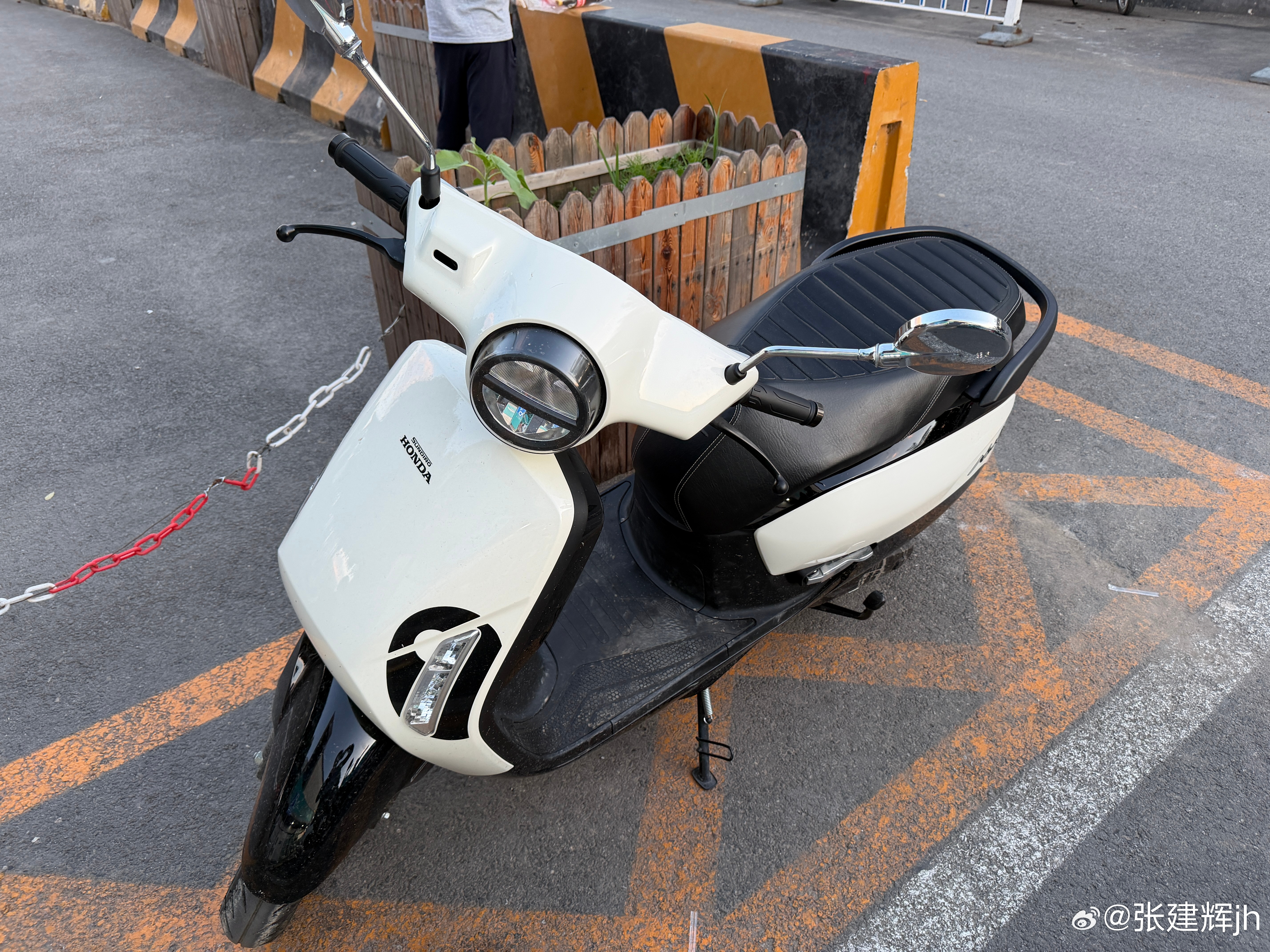 小踏板好骑方便，但是油箱太小了，160公里就要进趟加油站