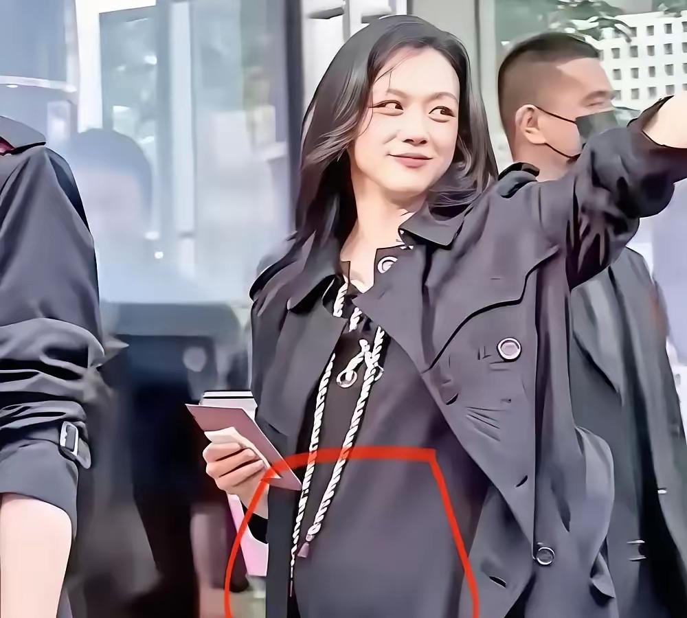 汤唯这回二胎选在香港养和，动静不大，账单不小。

九年前在首尔没电梯的老楼，她自