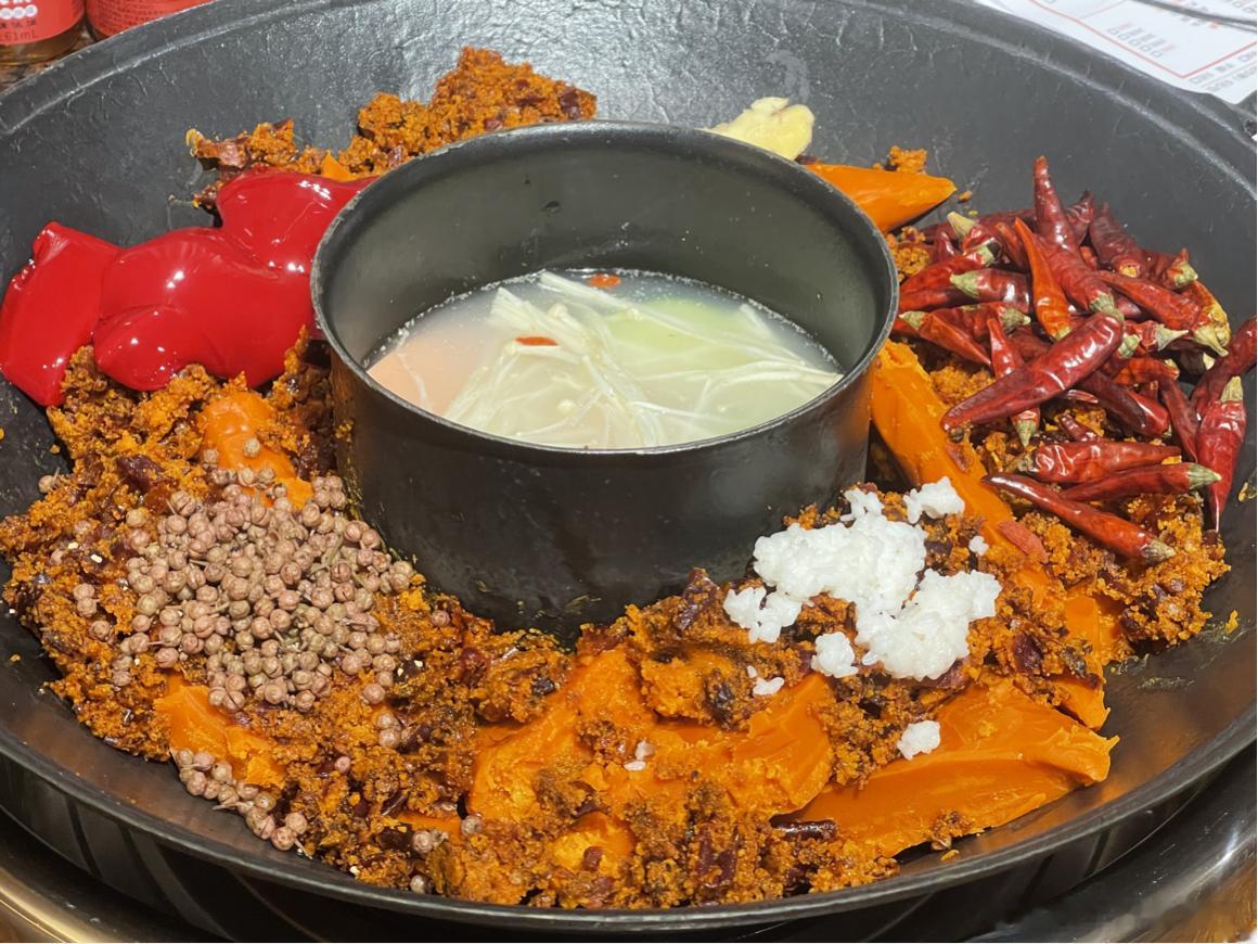 这什么鸳鸯锅啊...不辣的面积咋这么小？？？ ​​​