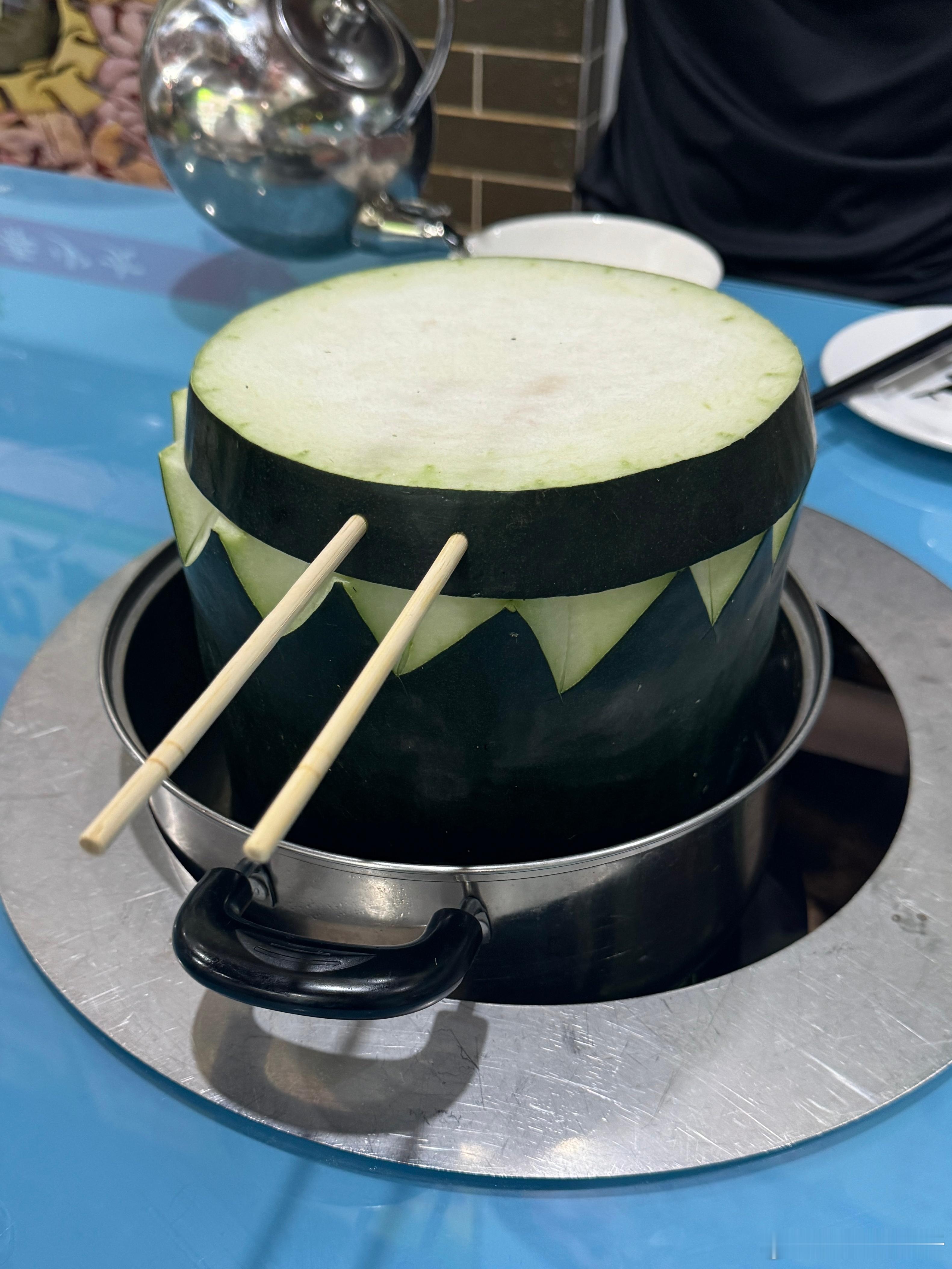 广东美食给人印象深刻是有原因的，朴素的食材也能花样百出……你能想象到这是一个火锅