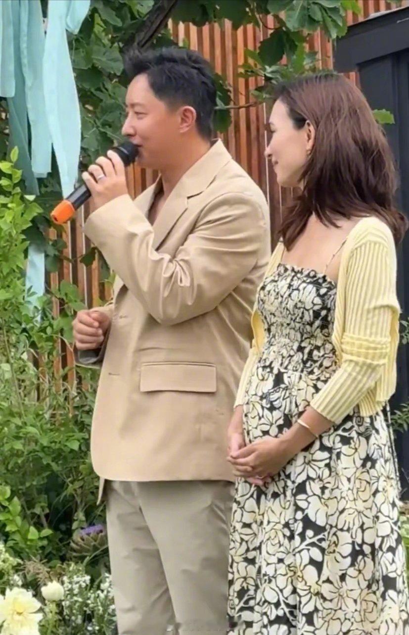 韩庚卢靖姗参加好友婚礼 卢靖姗孕肚 韩庚与怀有二胎的妻子卢靖姗一同出席好友婚礼，