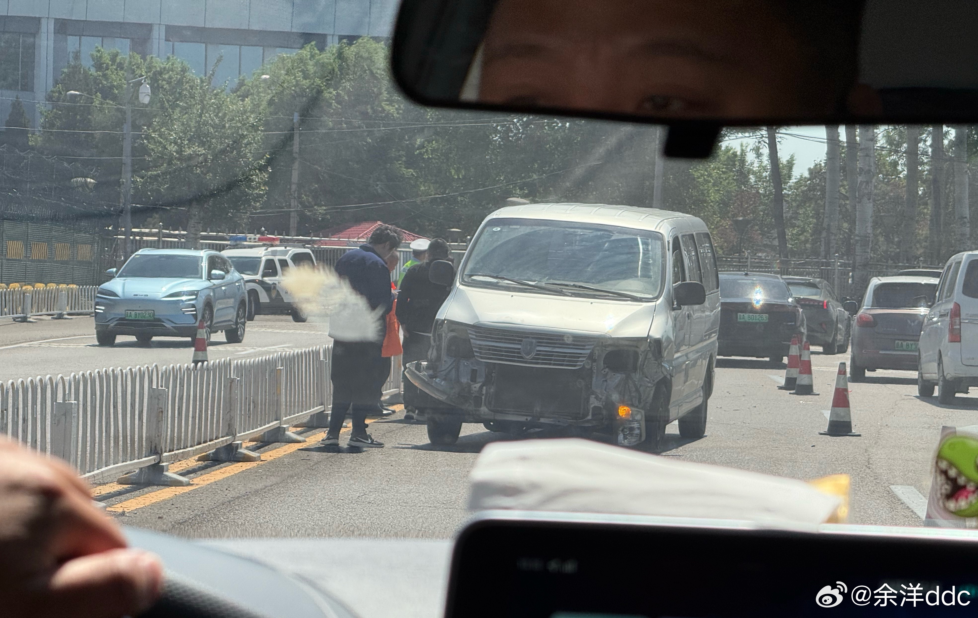 去机场必经之路，遇到个这么个玩意，凭借一己之力堵了半小时…也不知道他是怎么反着停