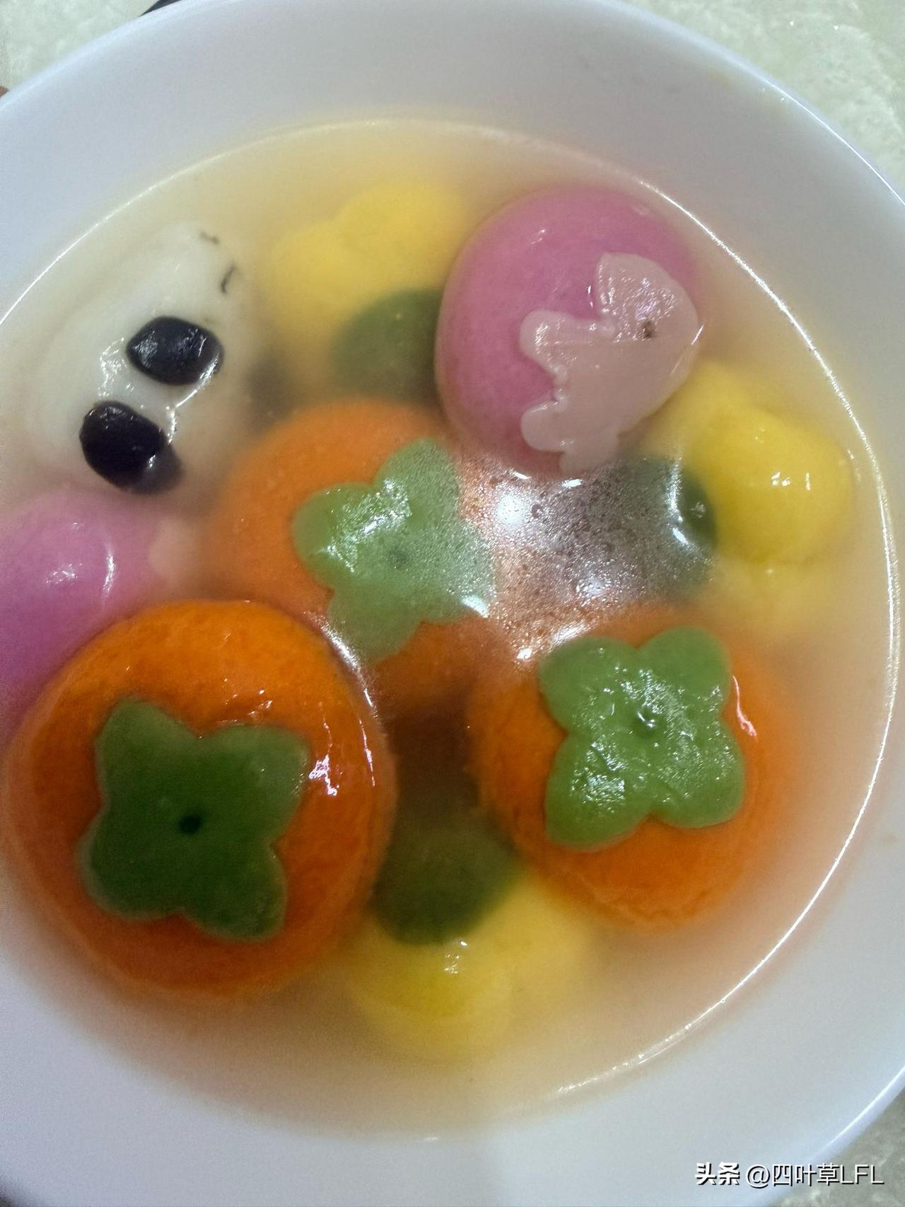 一碗色彩缤纷的汤圆，真的好诱人！祝大家元宵节快乐！
