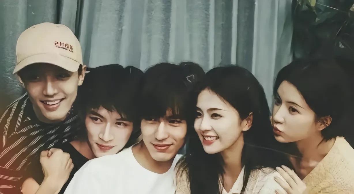 #一个宿舍四个人三个阵营# 真是有趣的灵魂万一挑一，一群活宝凑在一起追剧真的很快