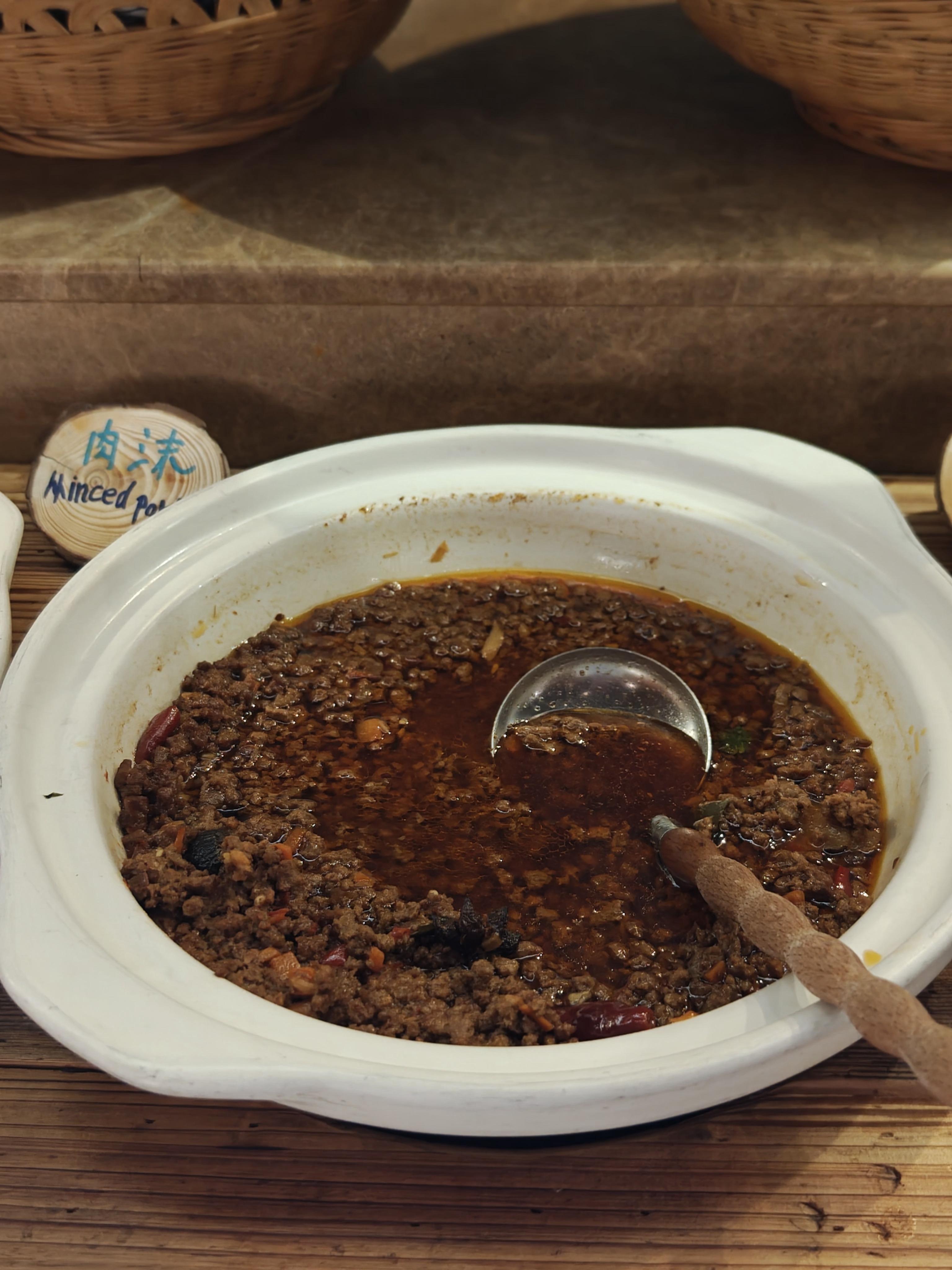 莫干山裸心谷度假村餐厅的饭菜味道不错，水煮鱼片、糖醋排骨和盐焗虾都没踩雷。最好吃