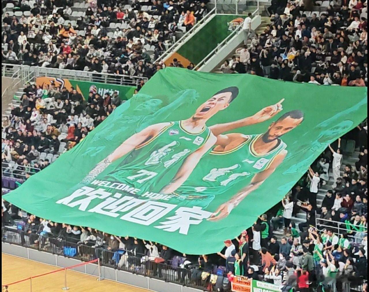 诚意满满！弗格和张镇麟加盟上海后，首次回到辽宁男篮主场，俱乐部和球迷特意为弗格和