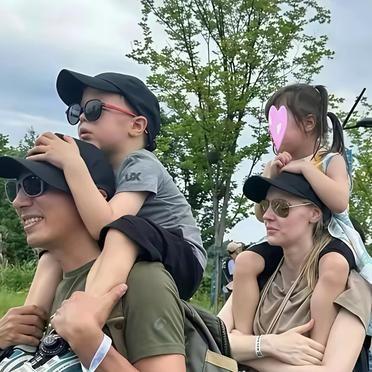 撒贝宁和李白那对龙凤胎，儿子一头金发深眼窝，跟妈妈站一块儿像复制粘贴。女儿呢，眉