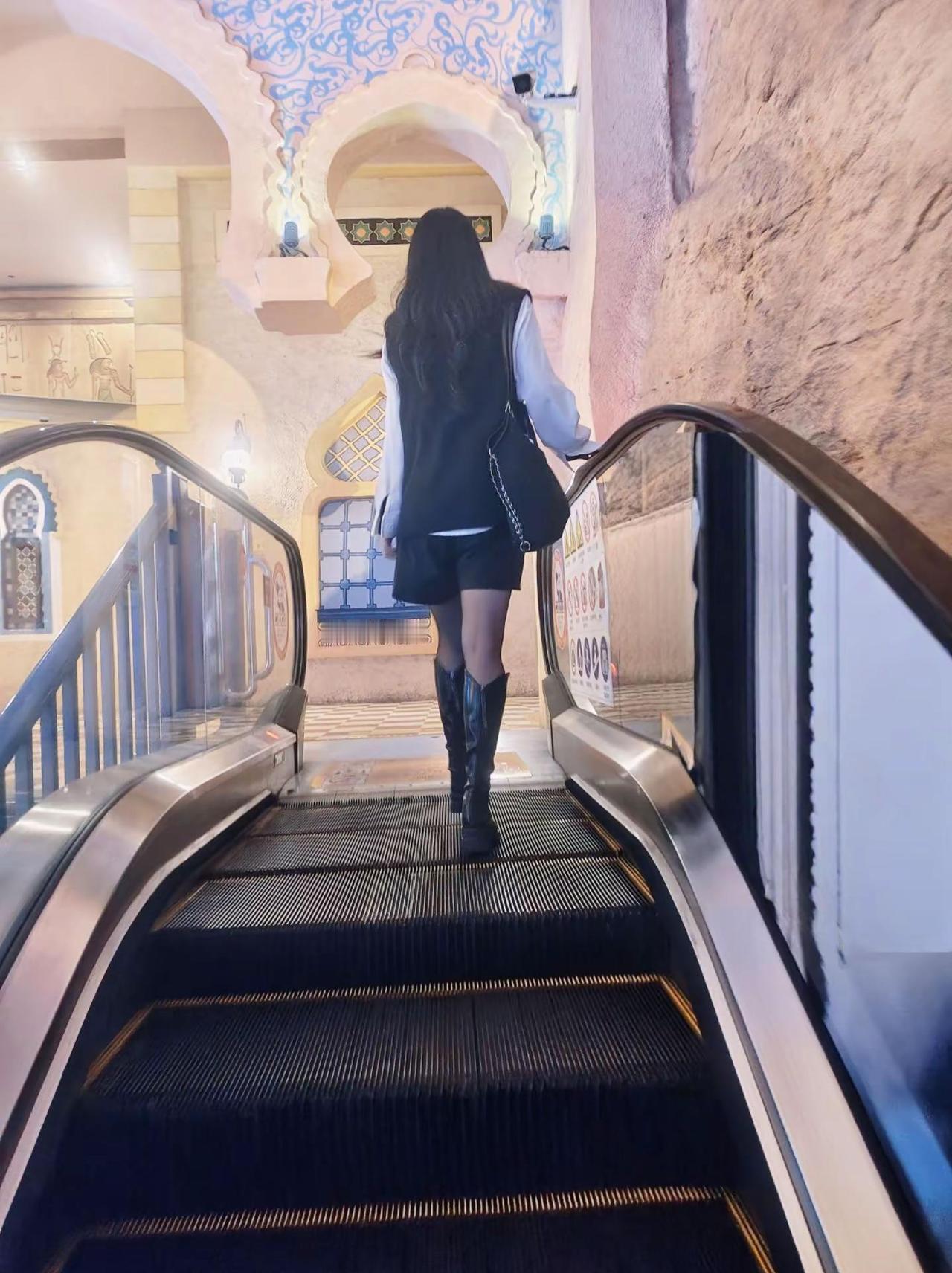 被这音乐硬控的第n天，照片随便选的。大花轿 张艺兴黑色系穿搭