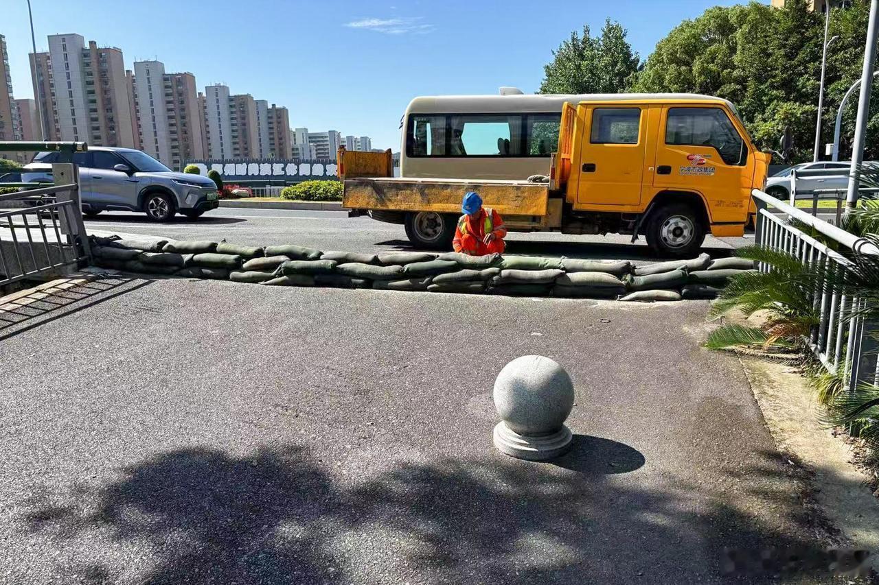 迎战台风巴威宁波全面检修市政设施筑牢防线 台风“巴威”逼近，宁波市政设施中心开展