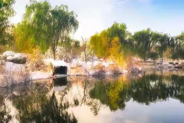 秋窗独倚思未央，霜寒红叶映时光。回忆如潮漫心房，思念似风绕身旁。
 
两人相伴月