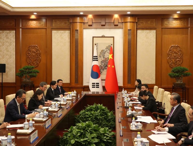 韩国外长究竟有多难？
         一国外长访华，再正常不过，但韩外长访华，