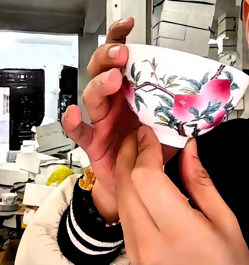 没买过熊磊一件东西，不是差那点钱，是打心底信不过——一个连恩人都能翻脸的人，哪来