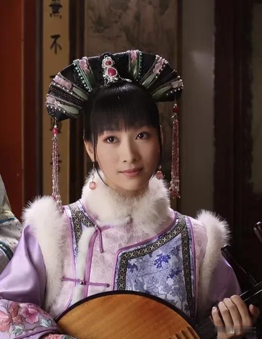 安陵容为什么自卑呢，因为自卑是她的底色，她已经习惯了用自卑当作自己的武器。

她