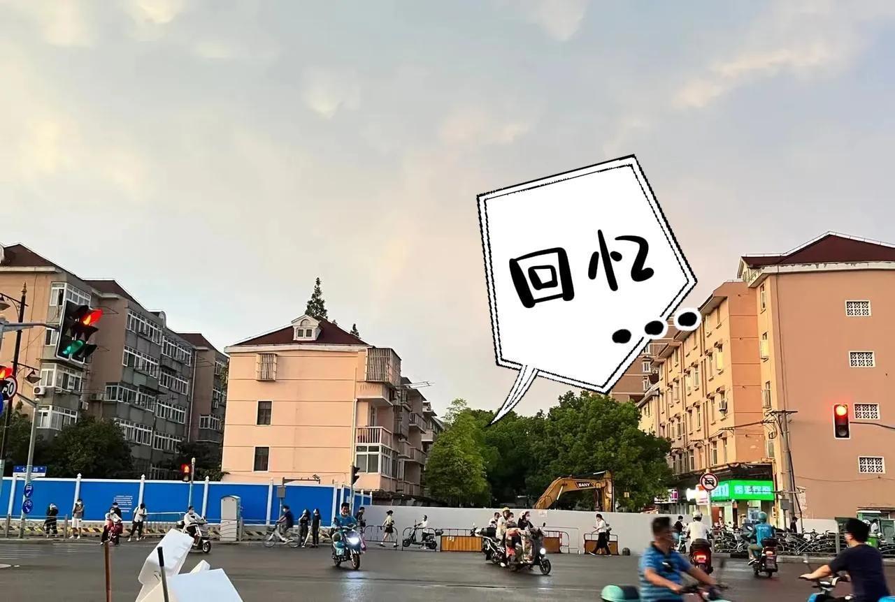 七莘路青年路口的“七宝老街”牌楼日前拆除完毕。
该工程是为了配合市政嘉闵线施工安