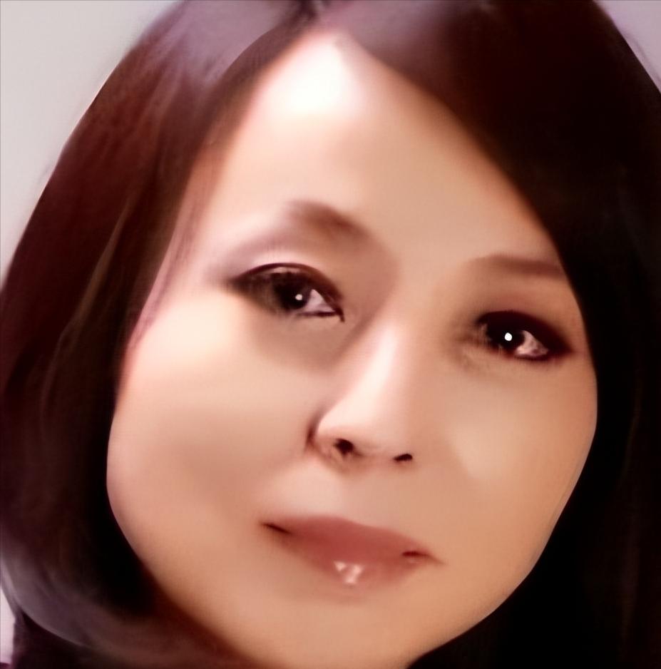 2005年，41岁的河南女富豪李巧林爱上了22岁的男下属，没想到，在50岁时，她