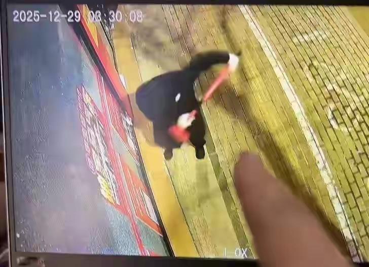 【太原深夜惊魂！餐馆落地窗遭神秘黑衣人铁锤猛砸，男子戴帽口罩手套全程未动财物】