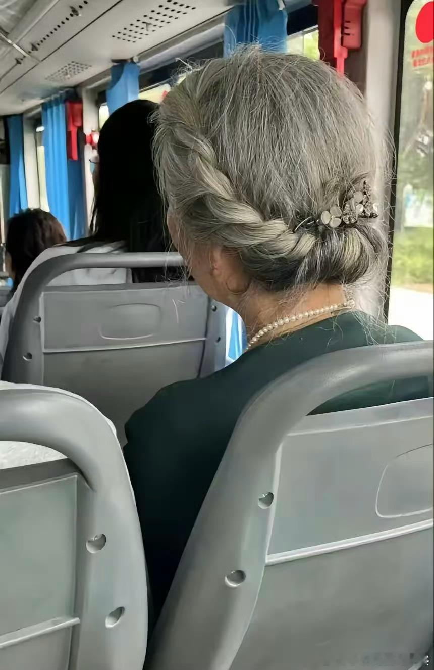 古典发型过去石码镇有一类女人梳这款古典发型。 