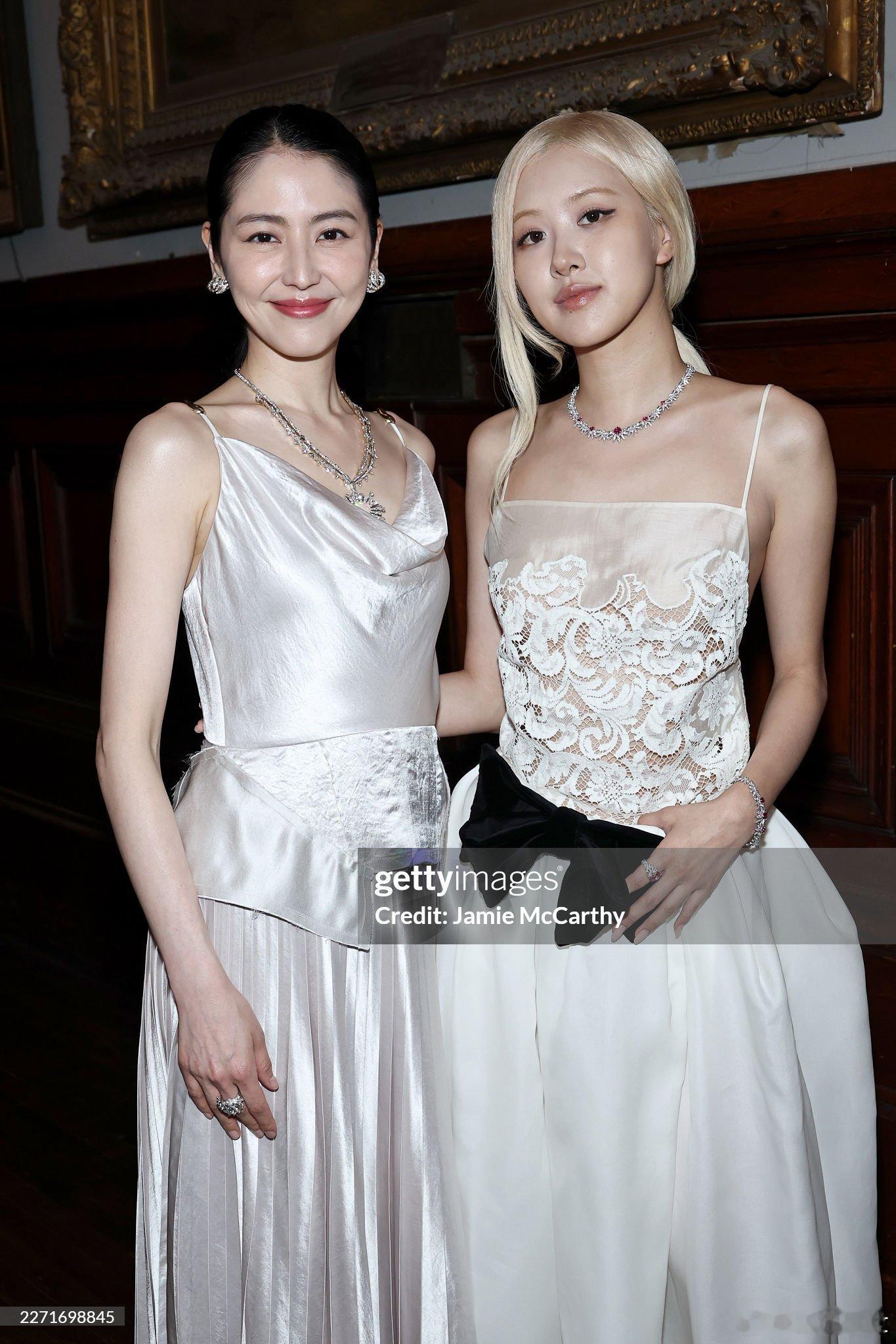 长泽雅美与ROSÉ在Tiffany活动中合影： 