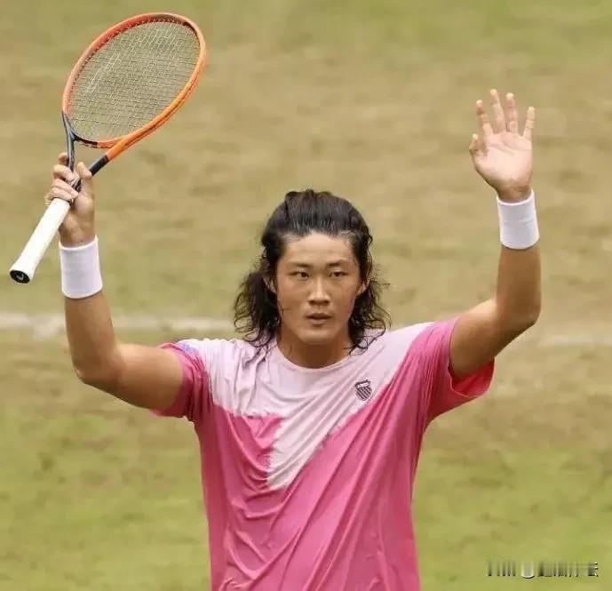 张之臻逆转晋级四强，温网有望获得种子身份

6月22日凌晨，ATP500哈雷站半