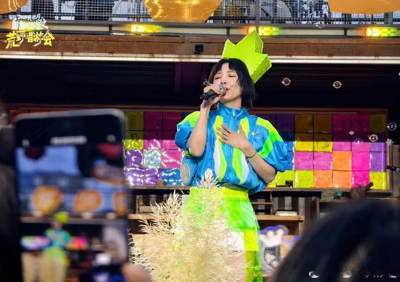 黄雅莉开嗓自带净化 黄雅莉一嗓净化喧嚣，宛若音乐旅途中的治愈星光。口琴声起，恍若