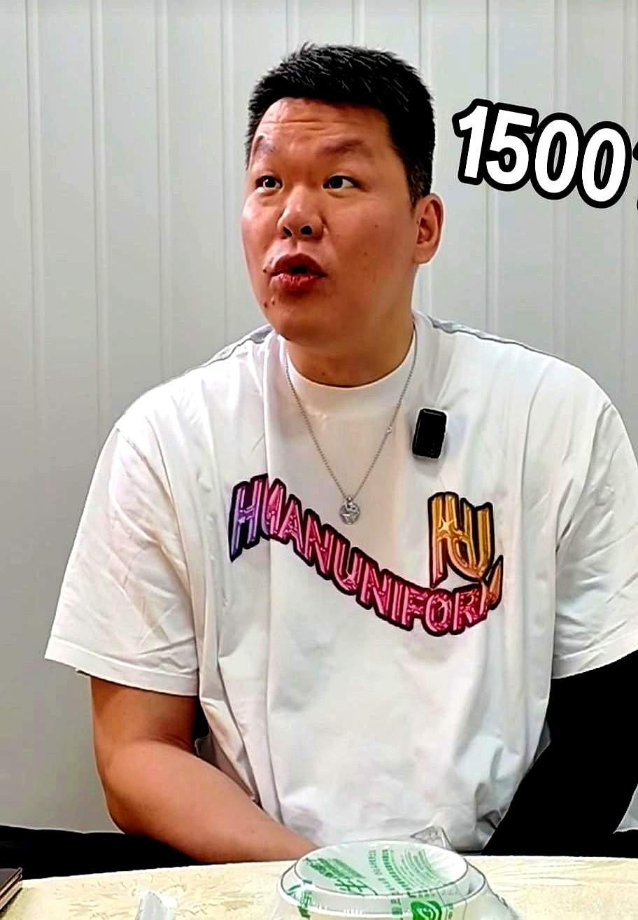 有铁杆广东球迷批评朱芳雨，“一个总经理下班后的快乐”是一种不务正业，钱可以赚但你