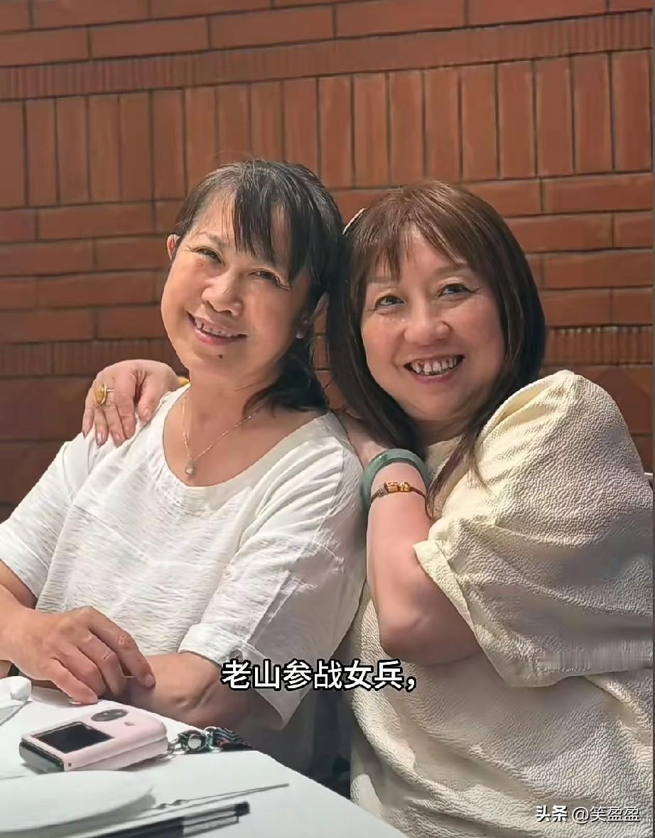 老山参战女兵，佐兰萍和胡晓霞
两位老战友2026年再度相聚，风采依旧。

佐兰萍