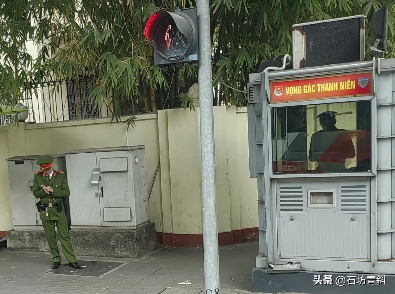 河内的军警系统很有意思，站岗的时候很随意，可以随便站，也可以看手机！各使馆门前的