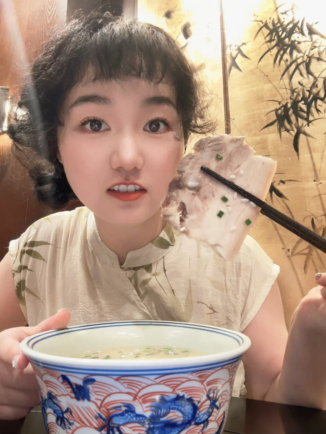 在园区金鸡湖边来上一碗苏州人夏天的时令面：枫镇大肉面。这生活真的美滋滋...