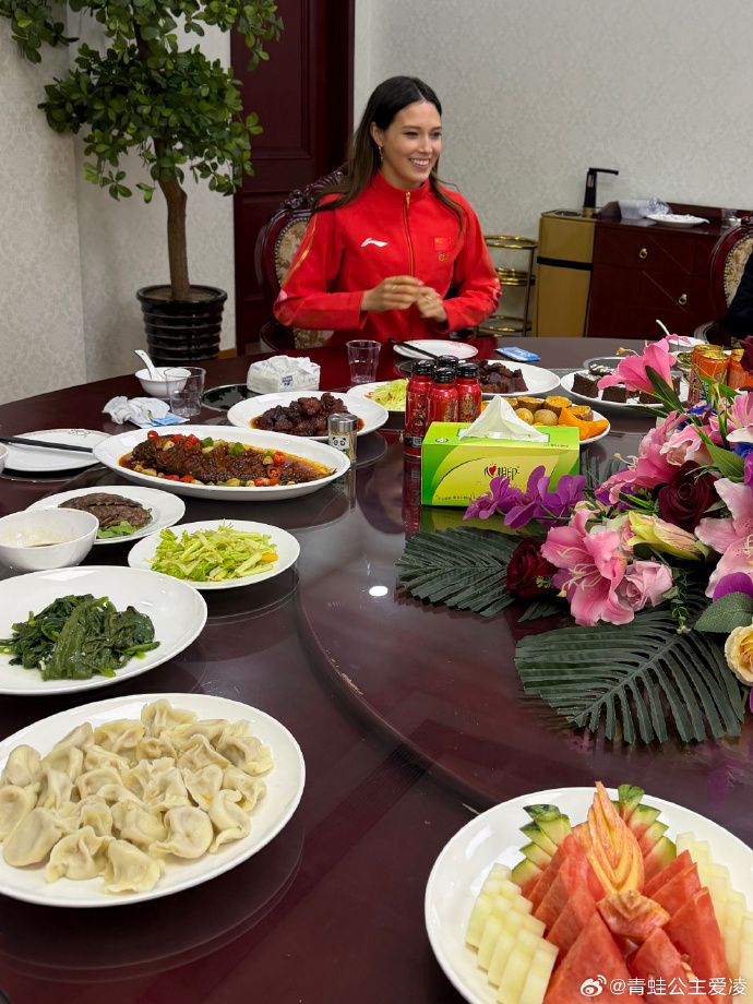 谷爱凌北京听相声 谷爱凌晒出在北京的plog，爱凌去听了相声，还吃了饺子，哇~ 