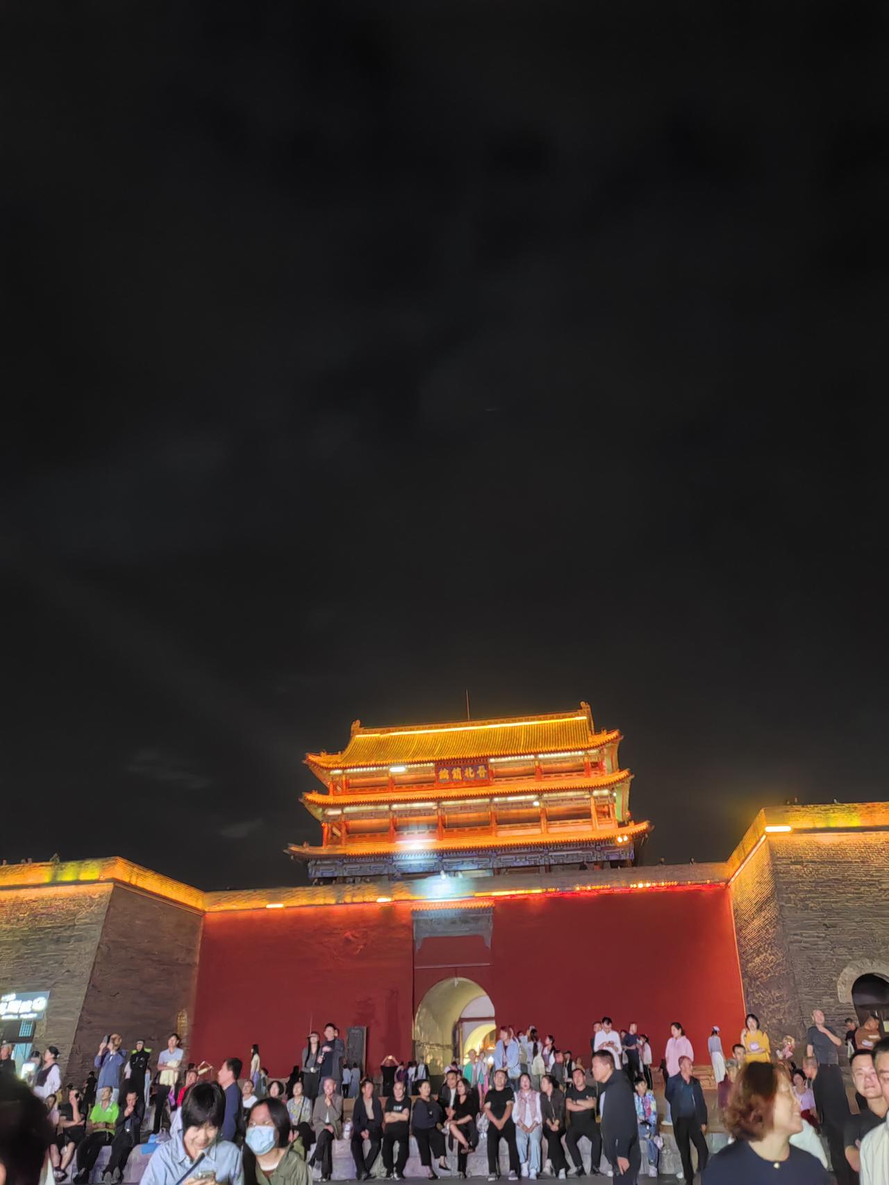 刚七点多，回去休息有点早啊。
     听听免费演唱会吧。