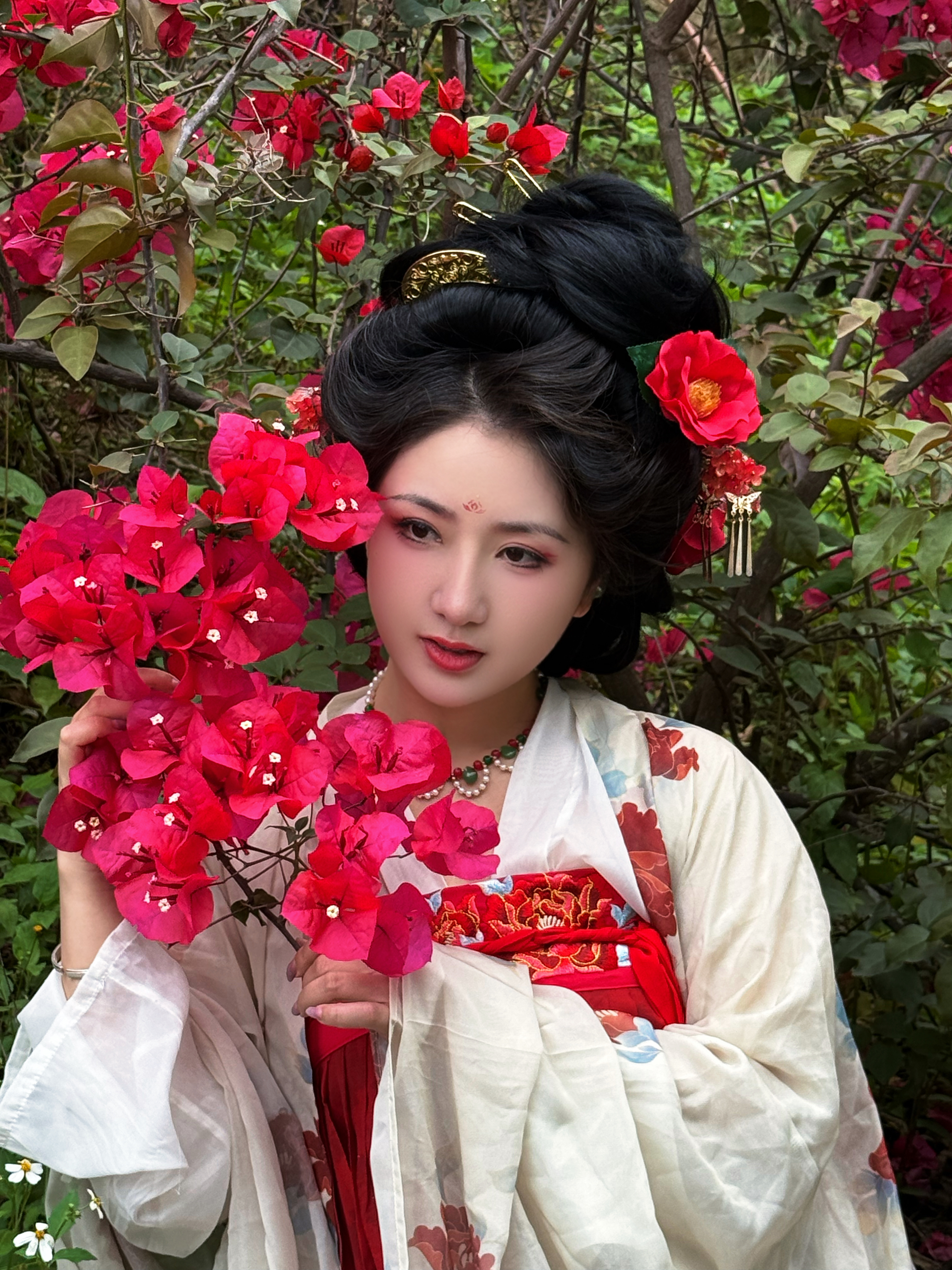 三角梅的季节又来啦！日常分享汉服摄影 摄影/后期：我，出镜的是朋友汉服 南宁