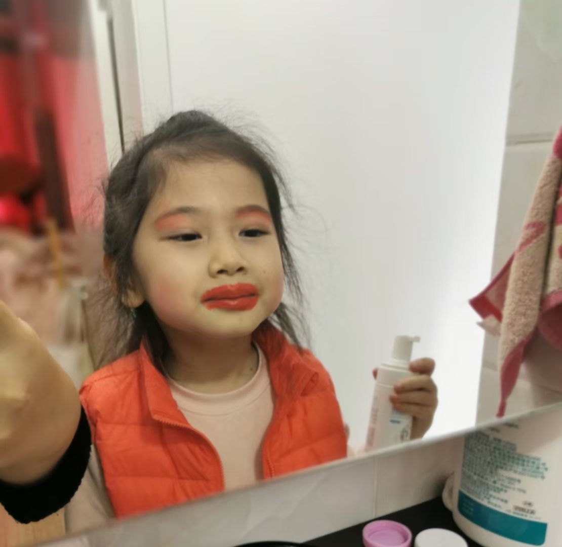 有家长半小时看十几次幼儿园监控姐姐上的第一家过渡幼儿园就是可以查看监控，我那时候