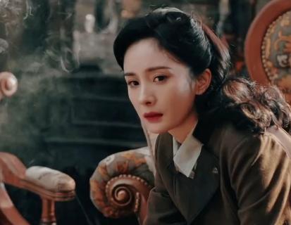 杨幂新剧《哈尔滨1944》开播，但全是差评。
首次出演谍战剧，并且演反派，杨幂在