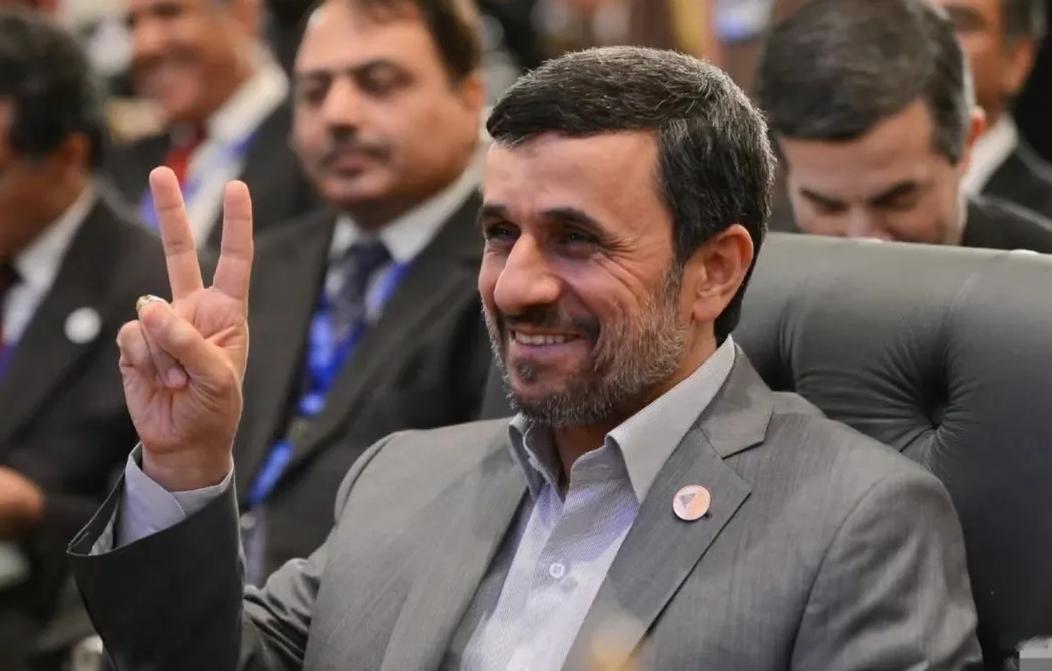 内贾德最近也是神出鬼没的。因为他也害怕摩萨德特工啊！摩萨德特工在伊朗无孔不入，伊