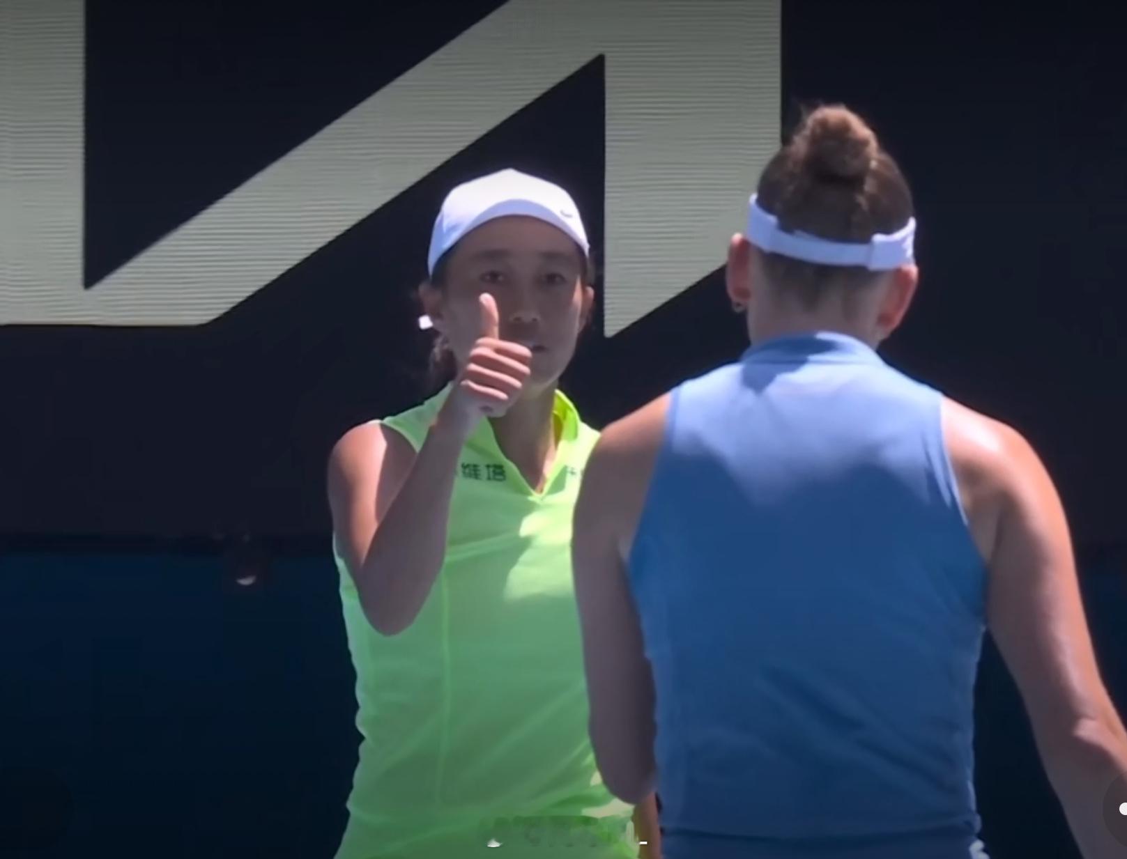 🇨🇳张帅组合从1-4追到7-6(4)，拿下首盘张帅冲击第三座大满贯女双冠军网