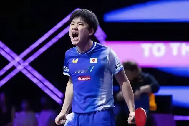 邓亚萍的一句话
道出了王楚钦输张本智和的核心原因，
横滨冠军赛决赛，王楚钦对阵张