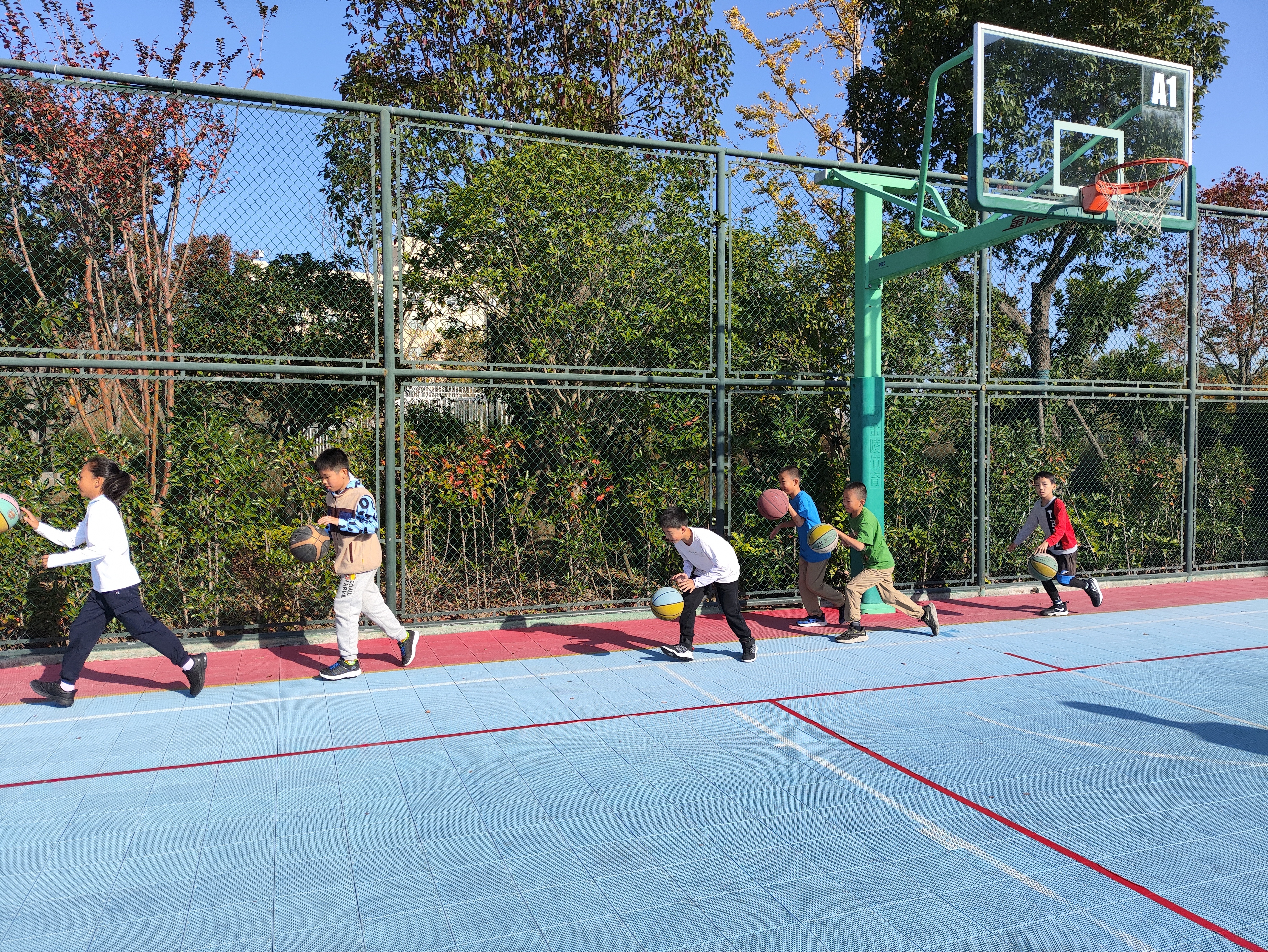 早上打篮球锻炼一下。 