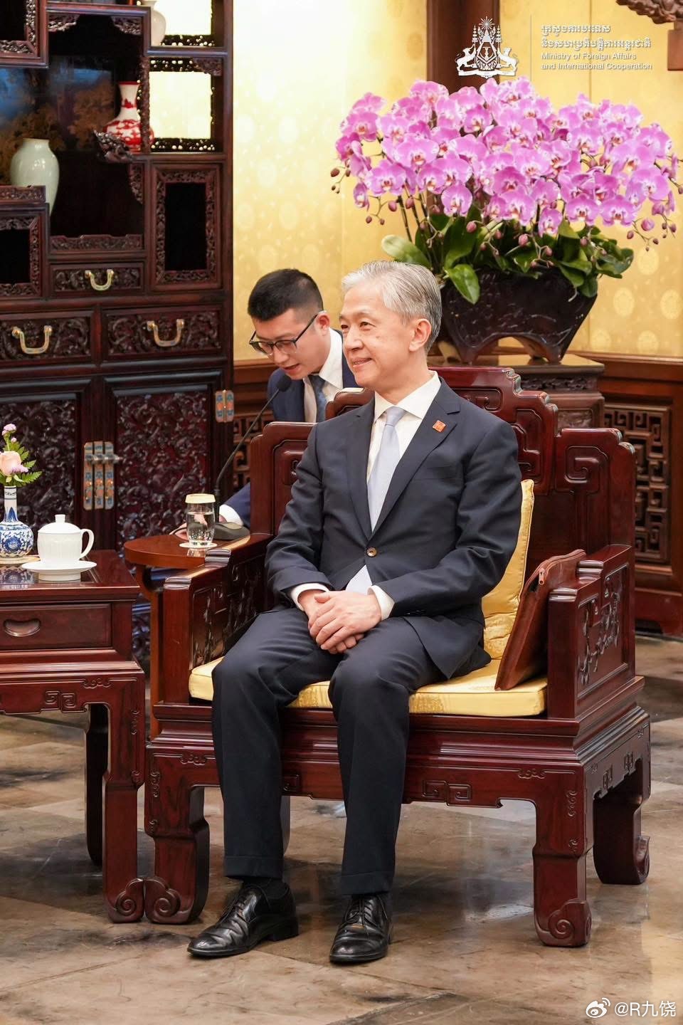 汪文斌  汪大使今日陪同外长，同孙占托和Prak Sokhonn进行会见。 