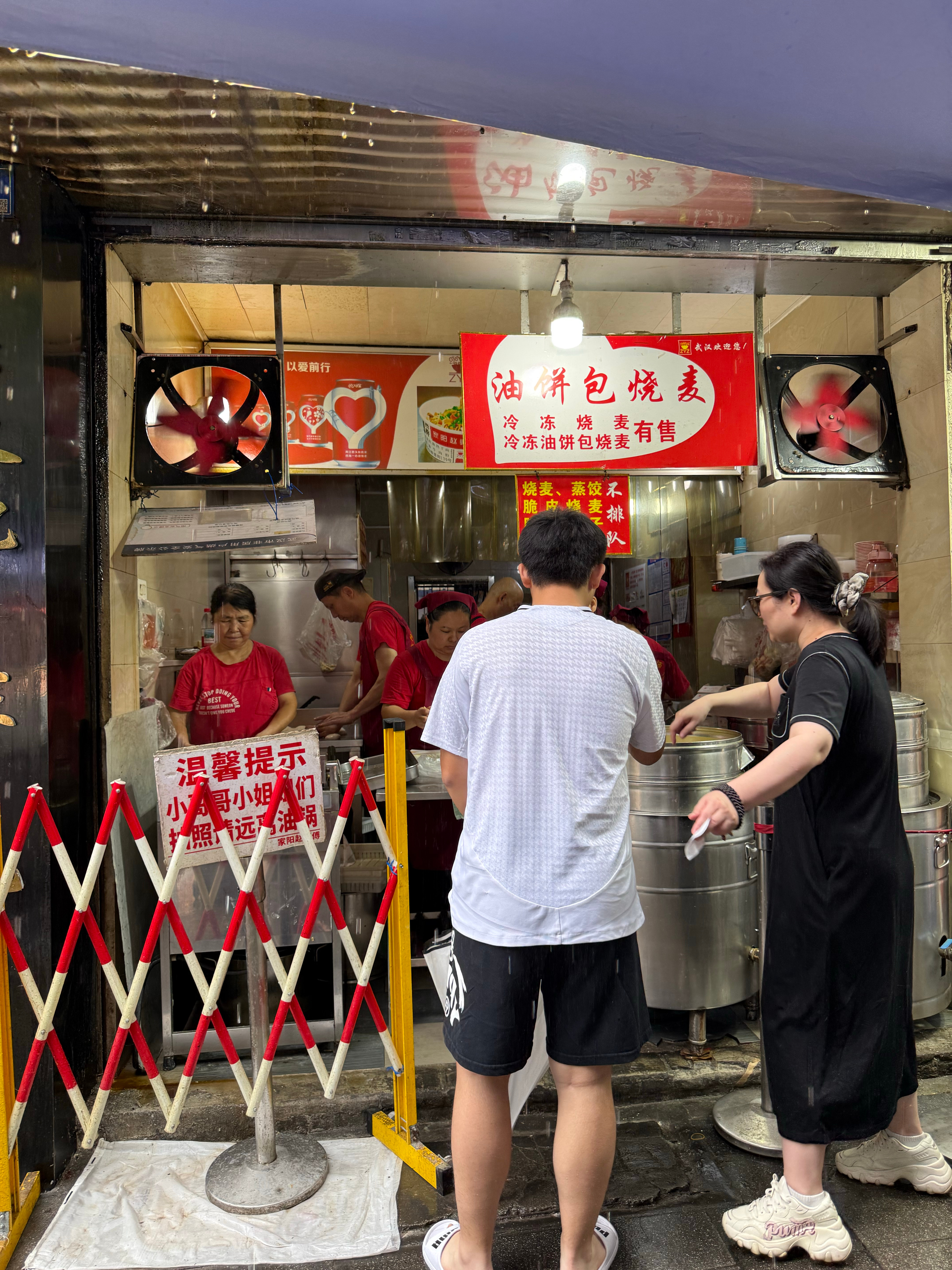 一个月尝一次油饼包烧卖刚刚好吃多了属实有点腻路过粮道街武汉中学、十四中并排挨着跟