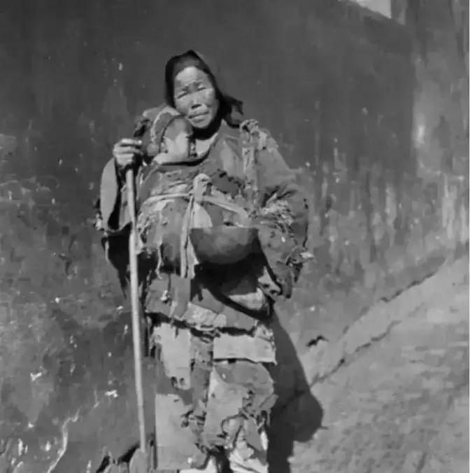 1949年，一个女乞丐声称要见县委书记，却被门口的卫兵拦了下来，女乞丐从怀里拿出