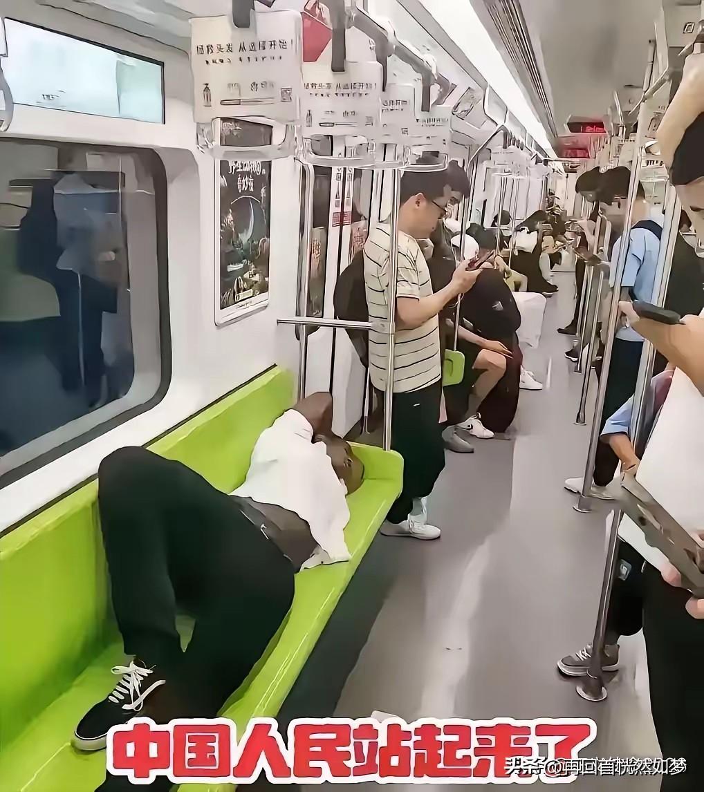 在我国一个城市的地铁上，一个外籍人直接睡在地铁的生位上，硬是霸占了6个人的地铁位