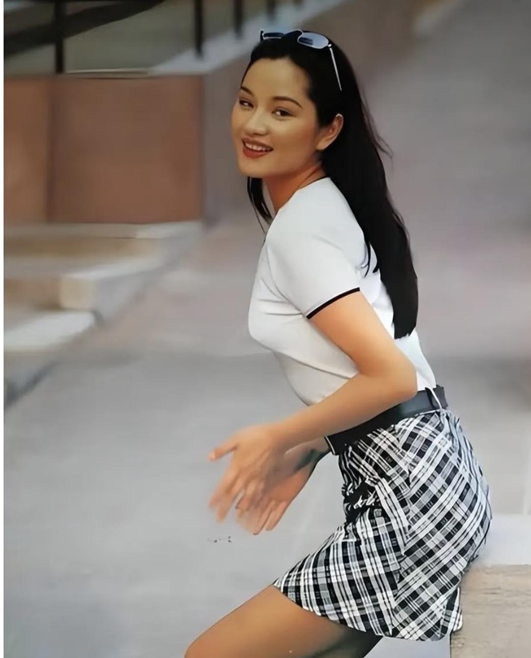 大家有没有发现，娱乐圈里有些女明星的选择，真的让人捉摸不透？最近我就在琢磨瞿颖的