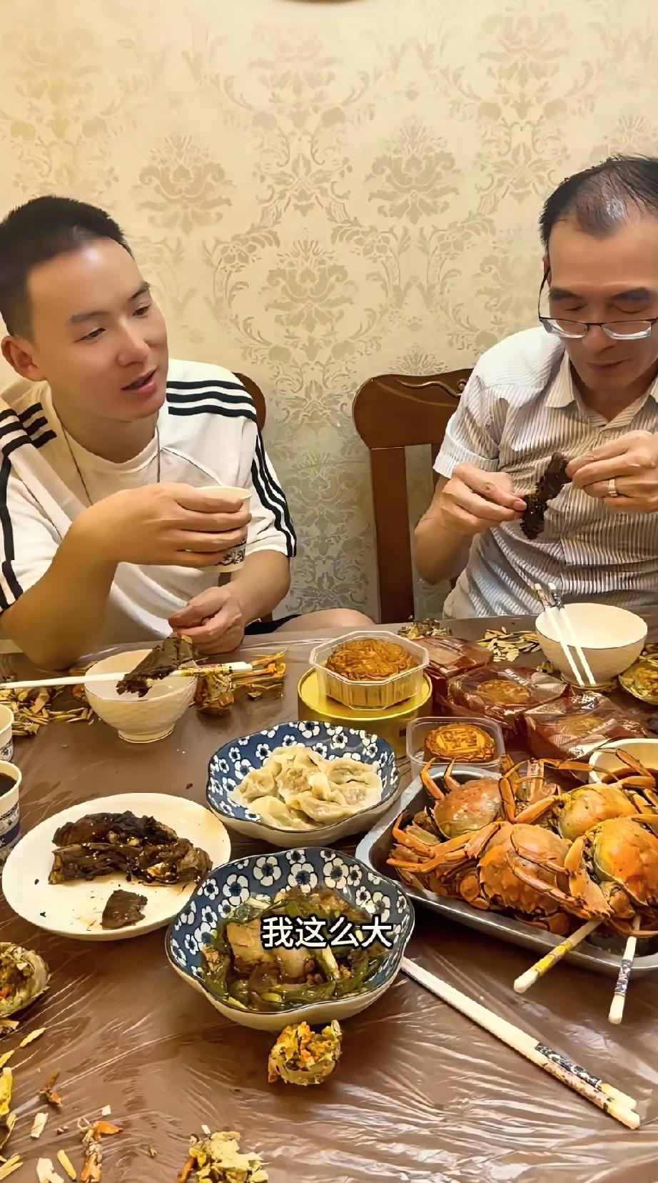 谢浩楠博学多才，他的每一个视频的每一句话都恰到好处，很有分寸，包括跟爸爸和妈妈的