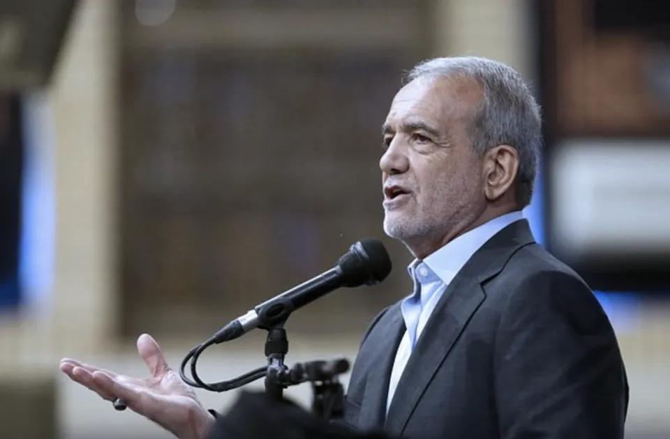 伊朗总统佩泽什基安（Masoud Pezeshkian）在接受塔克·卡尔森（Tu