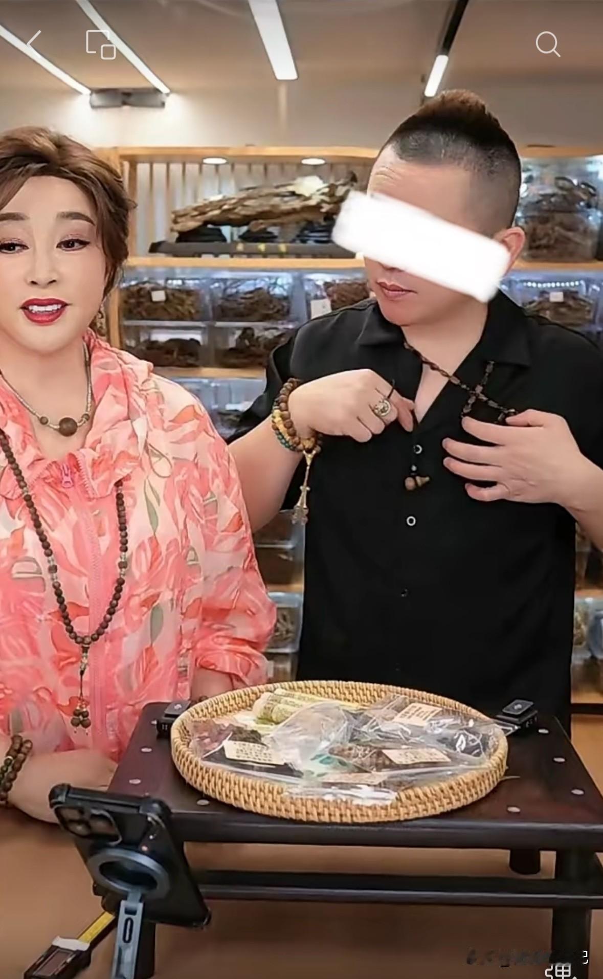 刘晓庆直播间被骂，上万人的直播间满屏都是各种恶语相向，“老不正jing ，脸皮厚